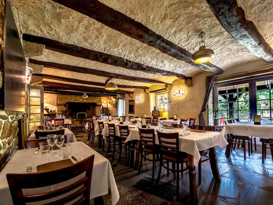 Serveert lunch en diner, regionale gerechten