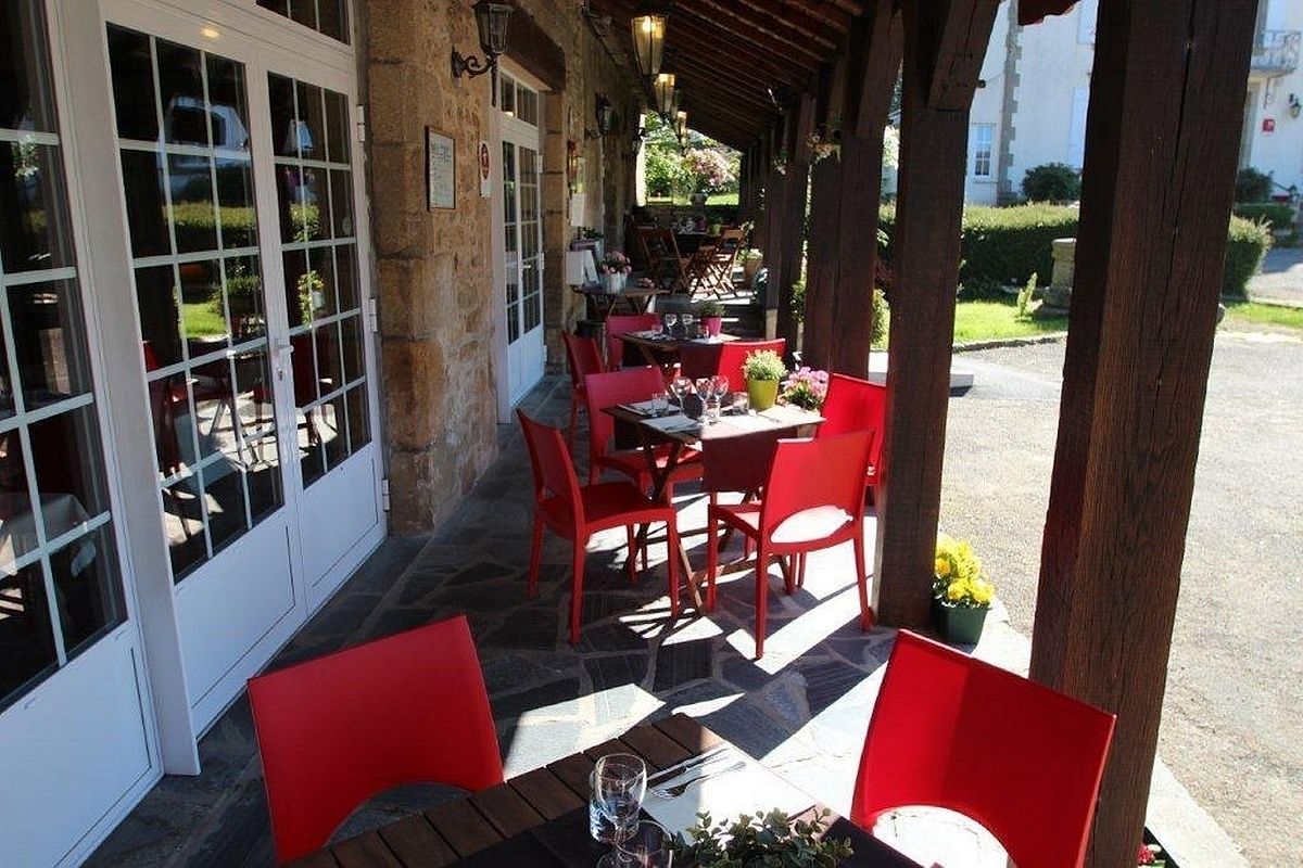 lunch and dinner served, regional cuisine