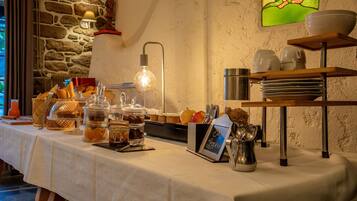 Cooked-to-order breakfast on weekends (EUR 12 per person)