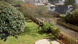 A residential area with houses, a garden, and a boat dock. - Citotel Du Port Rhu (Douarnenez)
