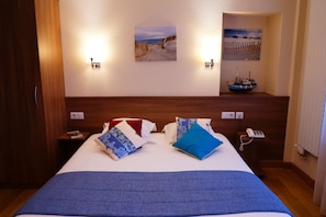 Comfort Room, Accessible, City View | Premium bedding, in-room safe, desk, blackout curtains - Citotel Du Port Rhu (Douarnenez)
