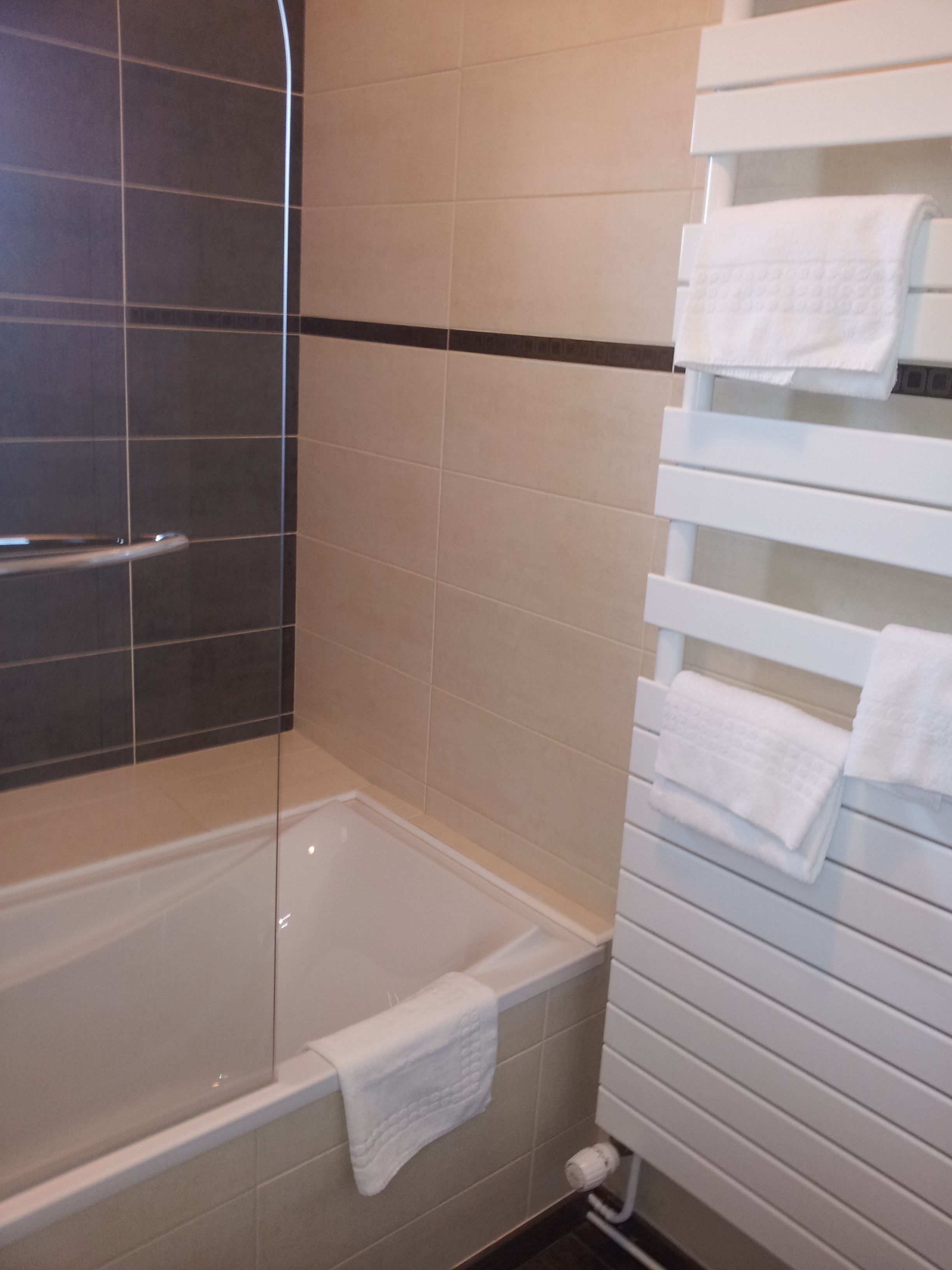 double room, harbour view with bath | bathroom | hair dryer, towels