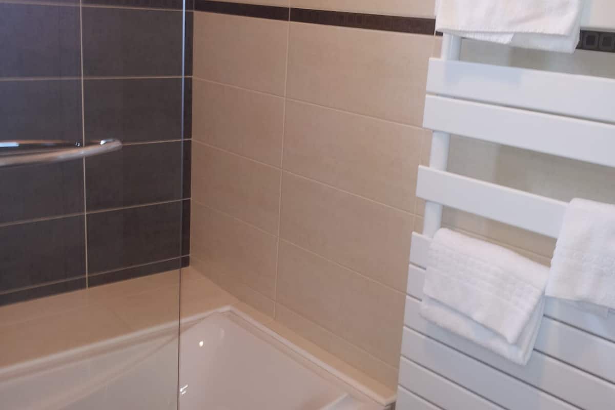 double room, harbour view with bath | bathroom | hair dryer, towels