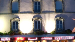 A hotel with a restaurant on the ground floor, featuring a classic facade with multiple windows and a sign indicating the presence of a restaurant. - Citotel Du Port Rhu (Douarnenez)