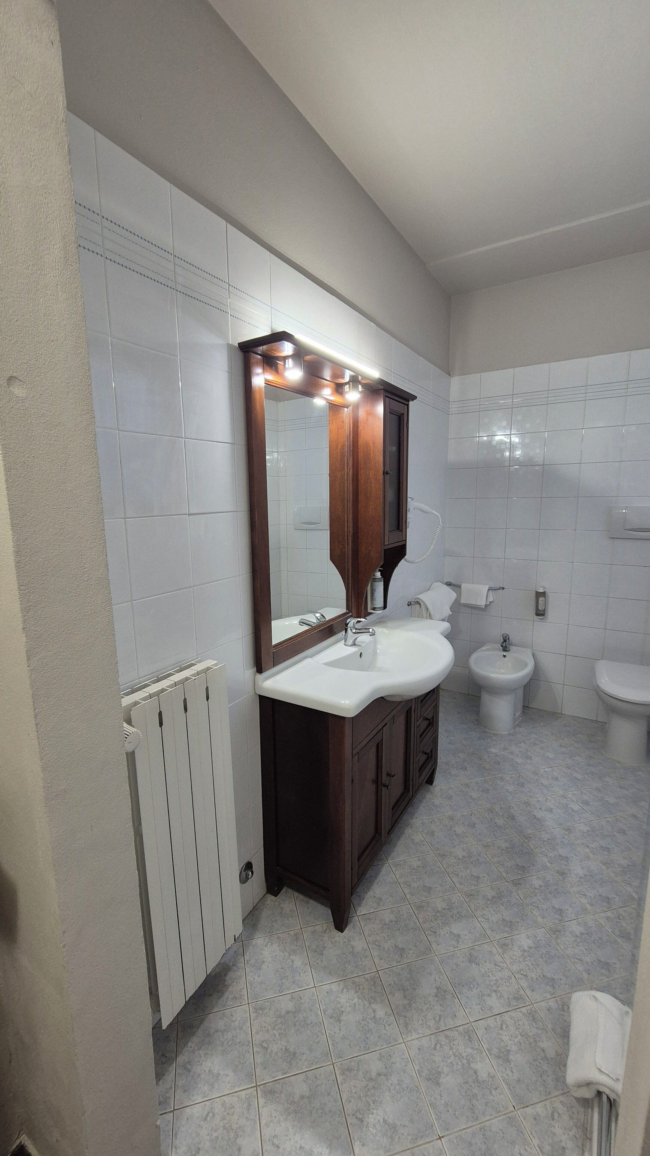Family Quadruple Room | Bathroom | Shower, rainfall showerhead, free toiletries, hair dryer