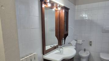 Family Quadruple Room | Bathroom | Shower, rainfall showerhead, free toiletries, hair dryer