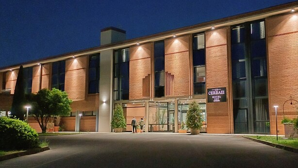 A hotel with a brick facade, large windows, and a sign reading "Le Cerbaie Hotel". - Hotel Le Cerbaie (Altopascio)