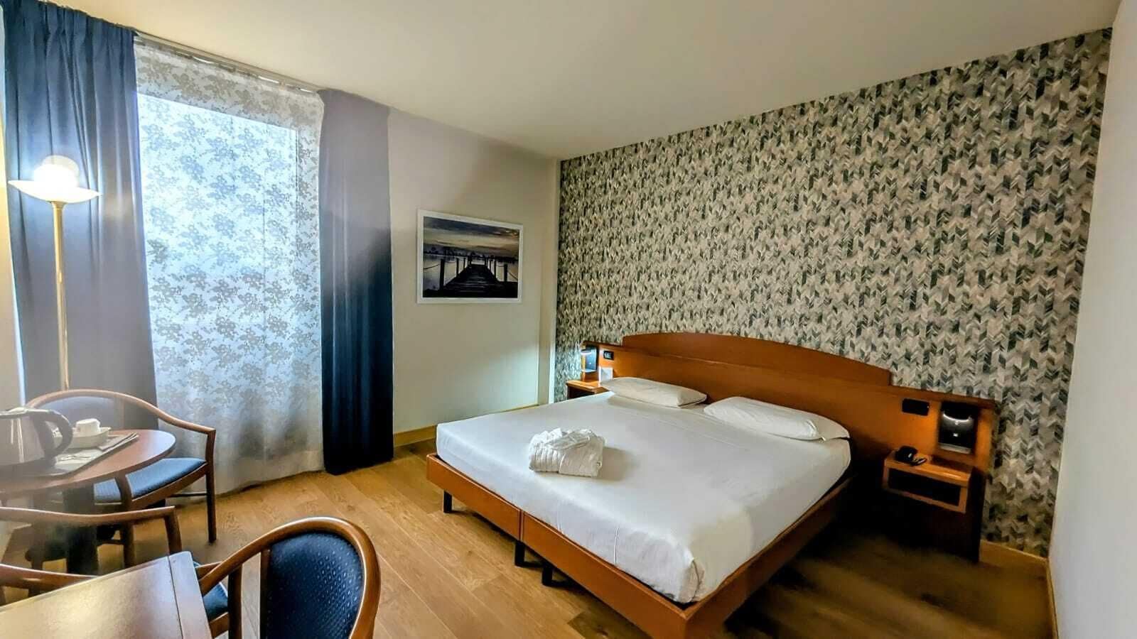 高级双人房或双床房, 1 间卧室 | 防过敏的被褥、羽绒被、加厚床垫、迷你吧