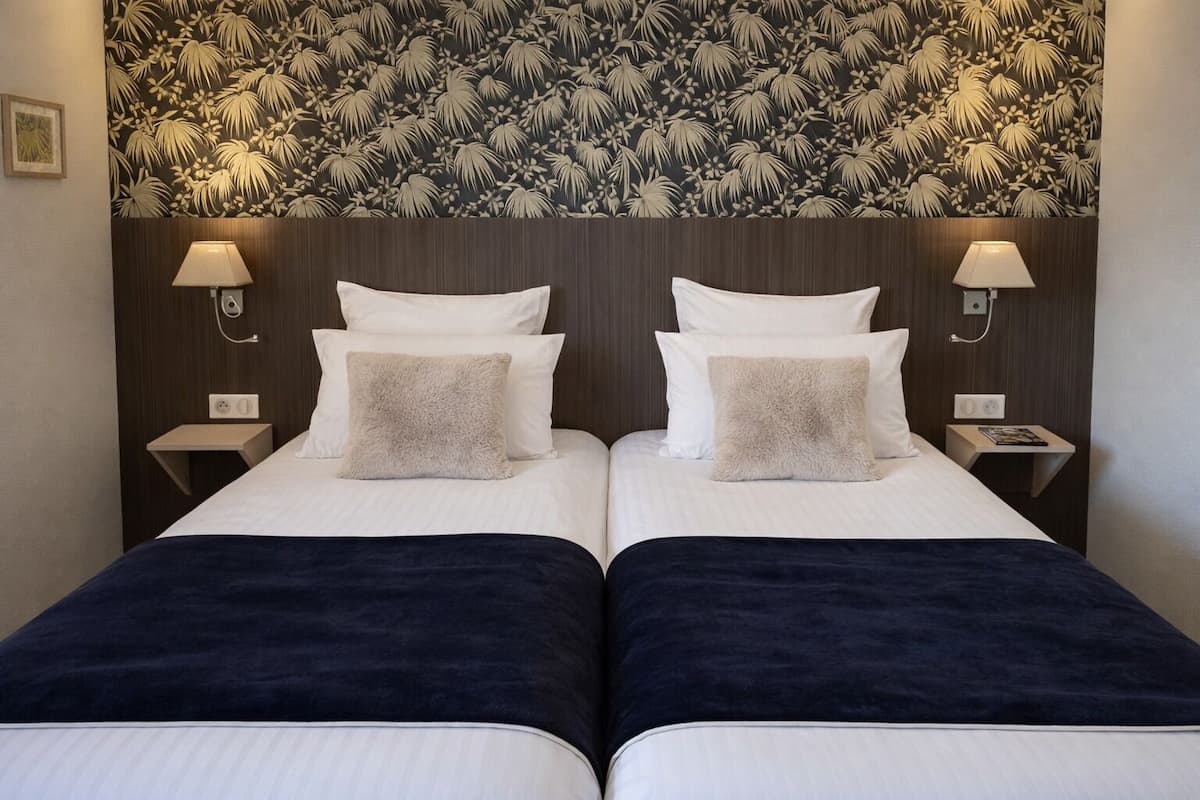Chambre Confort avec lits jumeaux | Literie de qualité supérieure, surmatelas