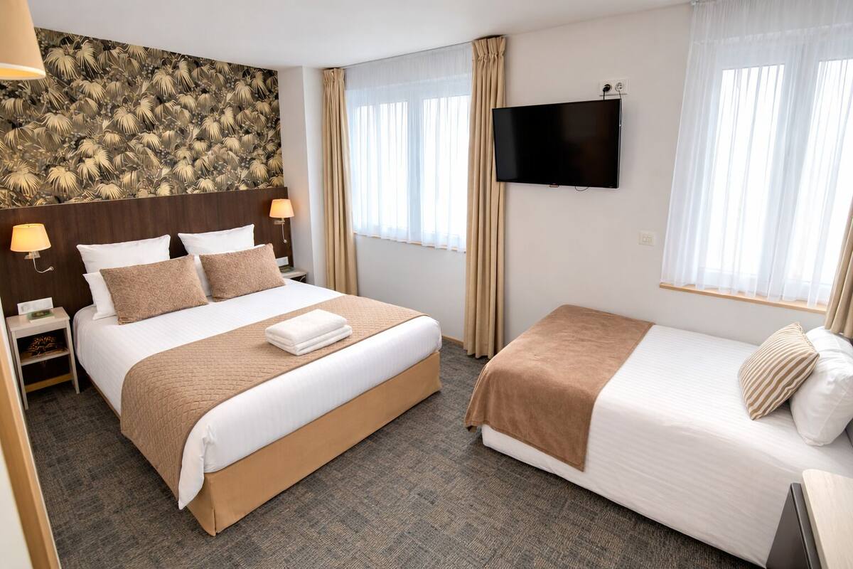 Habitación triple superior | Ropa de cama de alta calidad y colchones con acolchado adicional