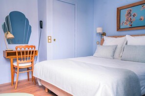 Tweepersoonskamer, balkon | Select Comfort-bedden, een bureau, een laptopwerkplek