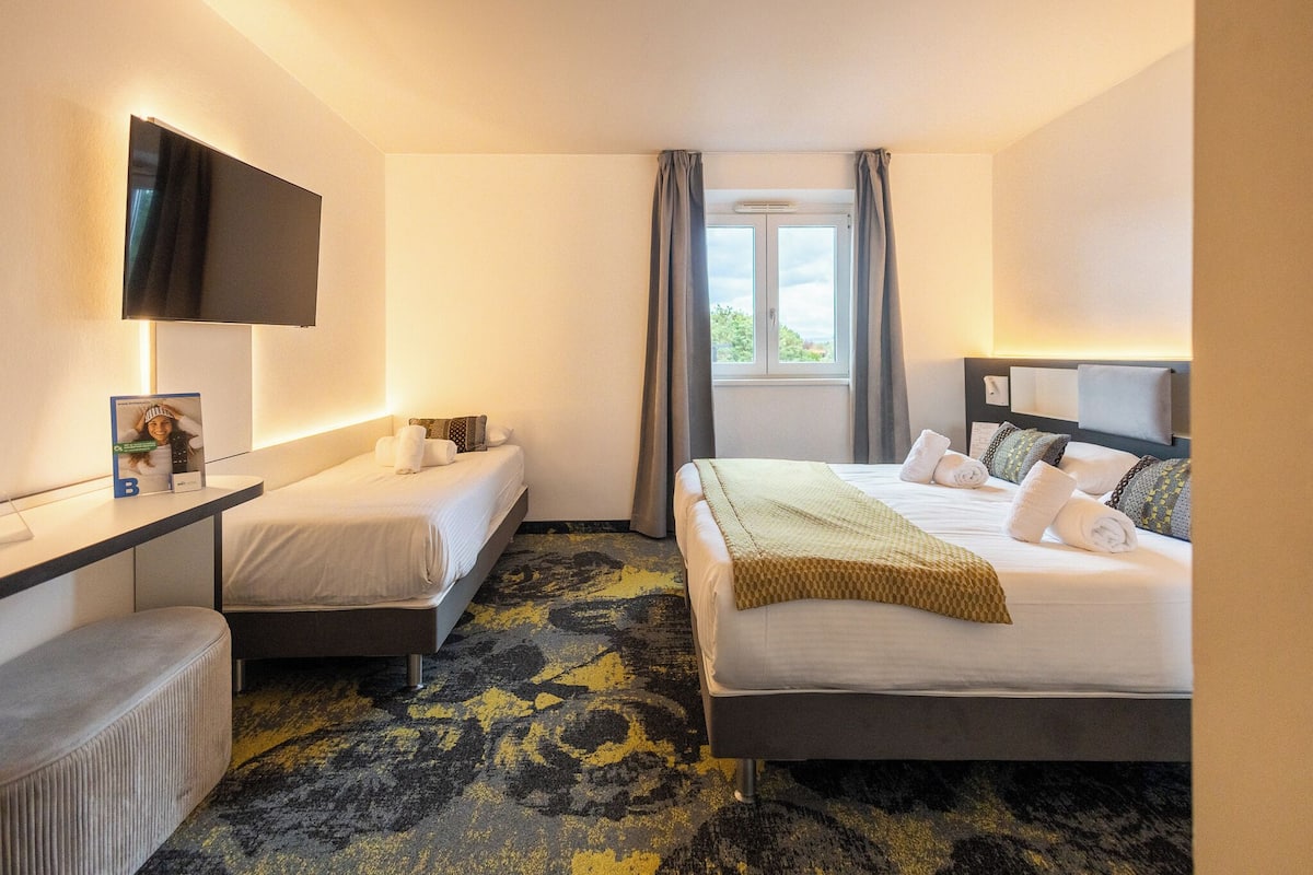 Driepersoonskamer | Luxe beddengoed, een kluis op de kamer, een bureau