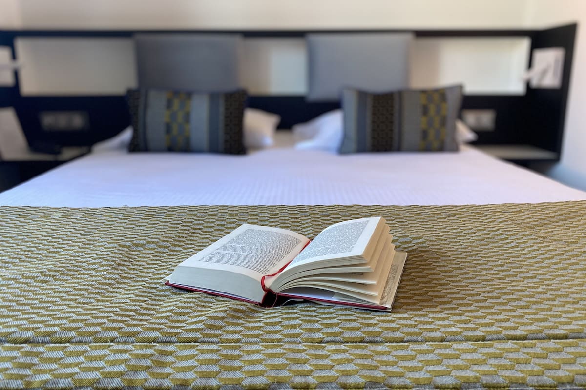 Tweepersoonskamer | Luxe beddengoed, een kluis op de kamer, een bureau