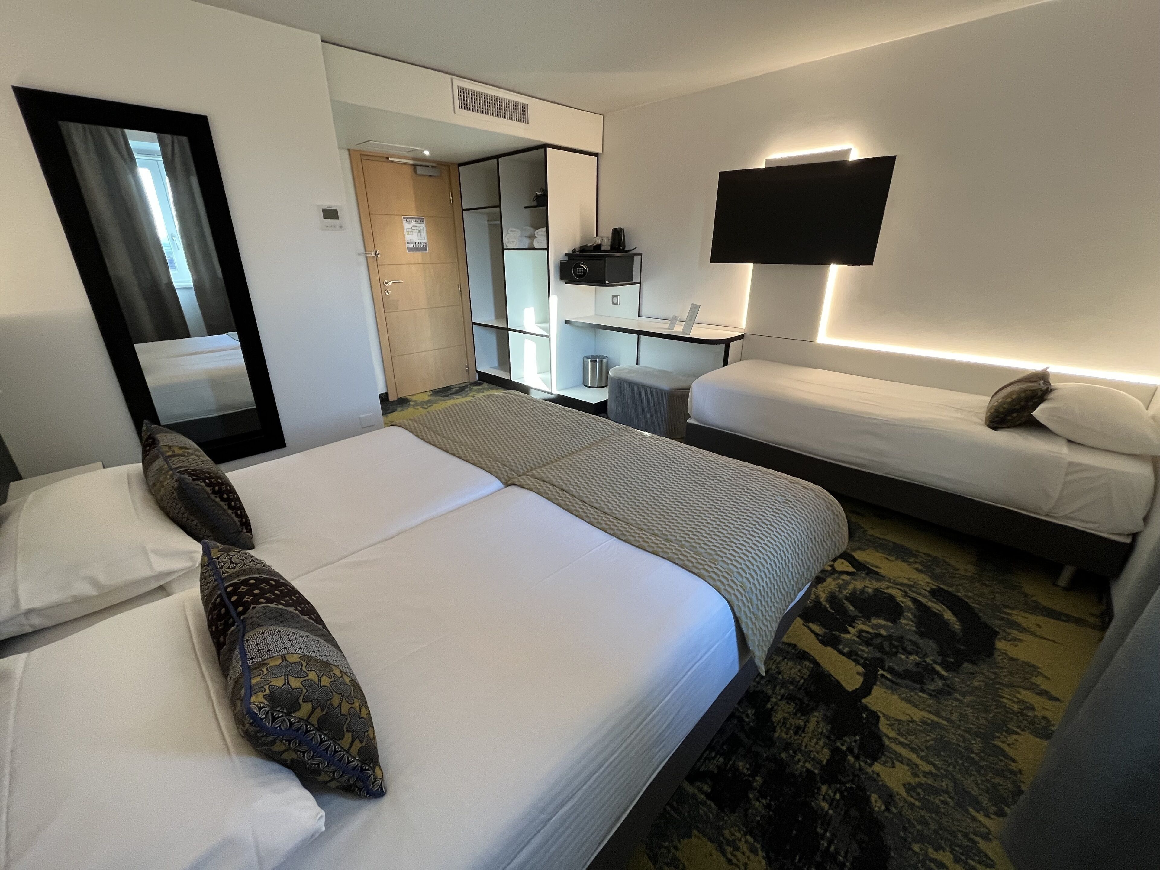 triple room | premium bedding, in-room safe, desk, blackout curtains