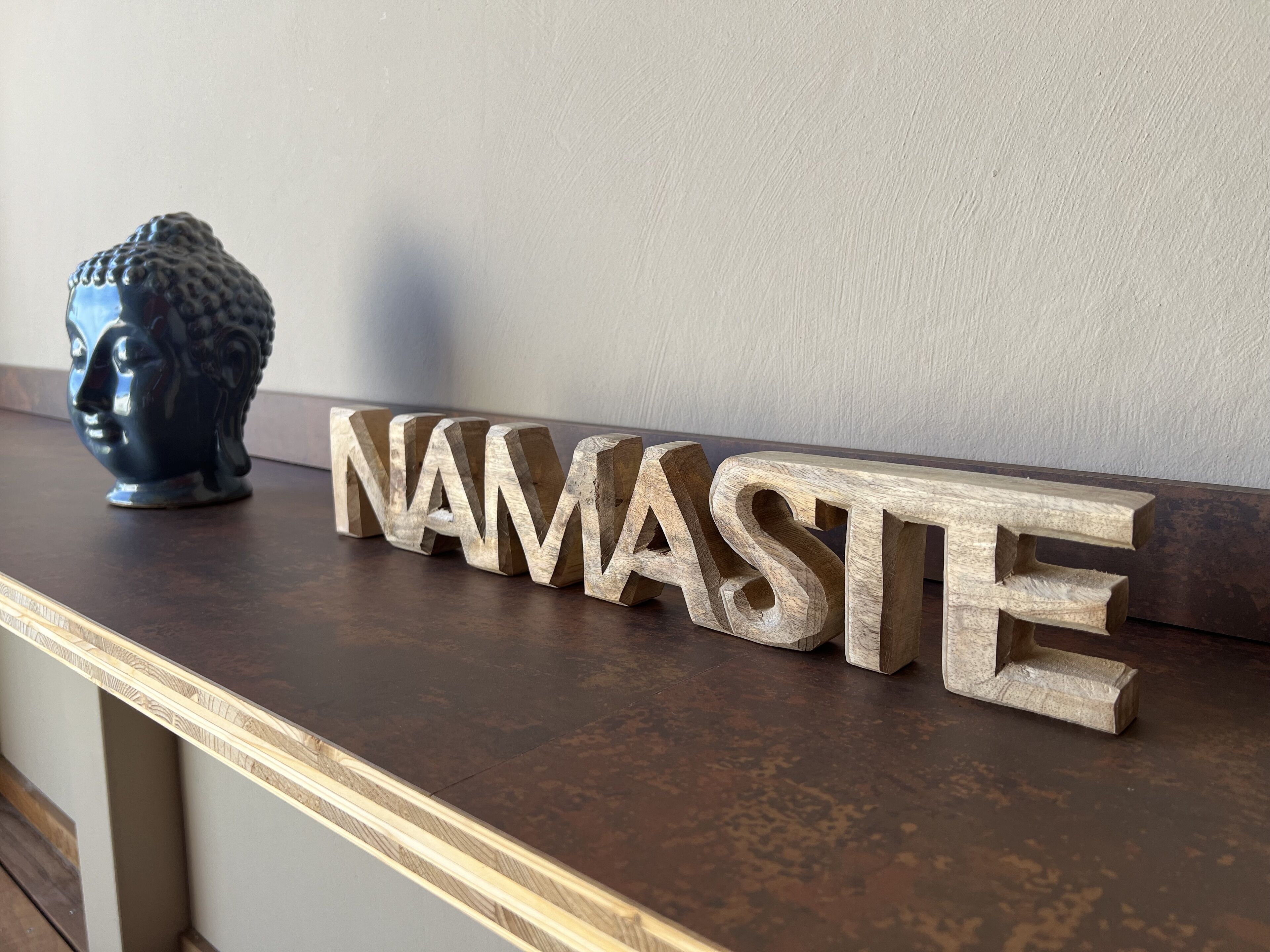 Letras de madera que deletrean 