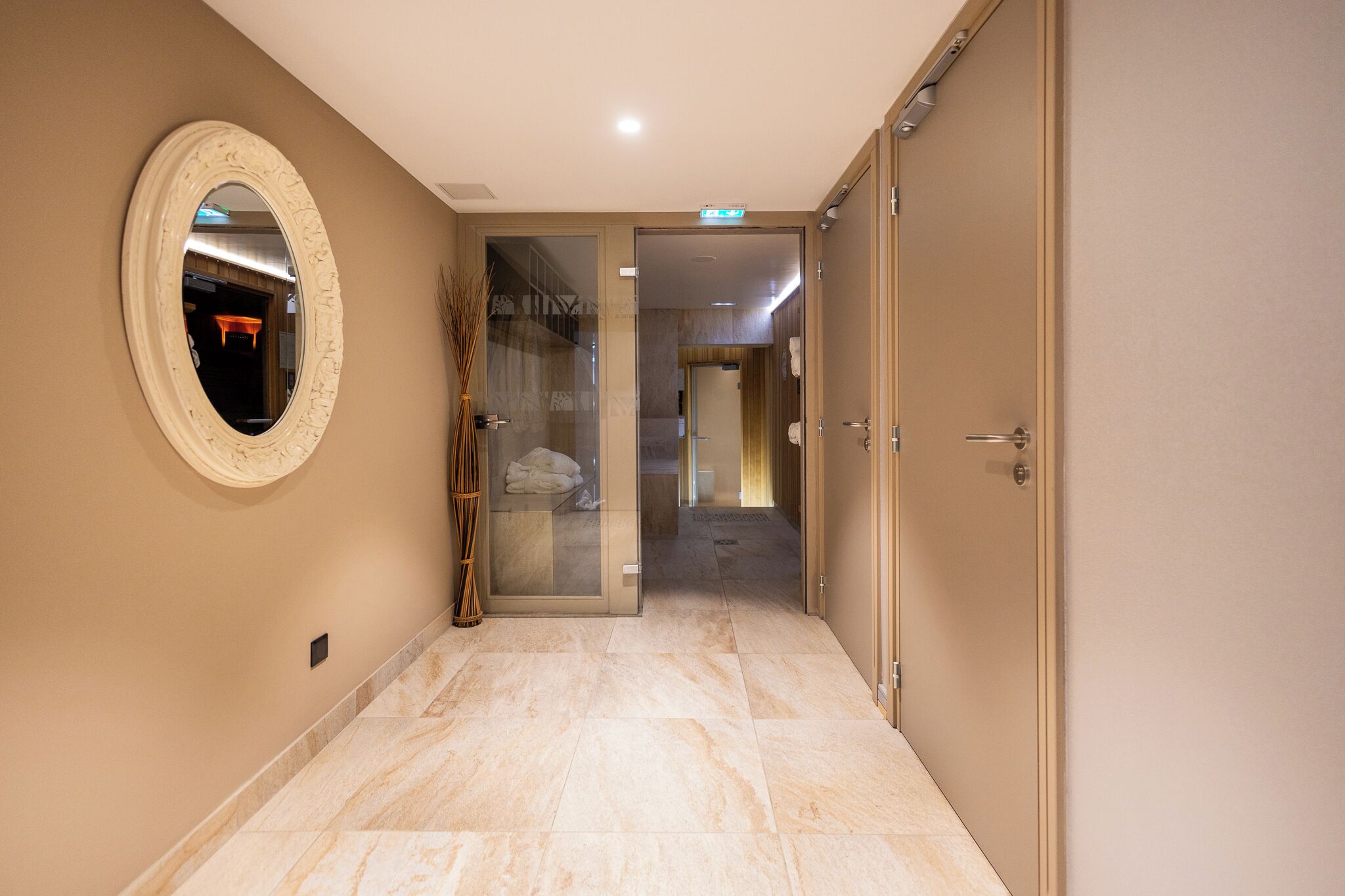 sauna, hot tub, steam room, turkish bath/hammam, body treatments