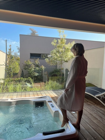 Un sauna, una bañera de hidromasaje, baño turco, baño turco/hammam