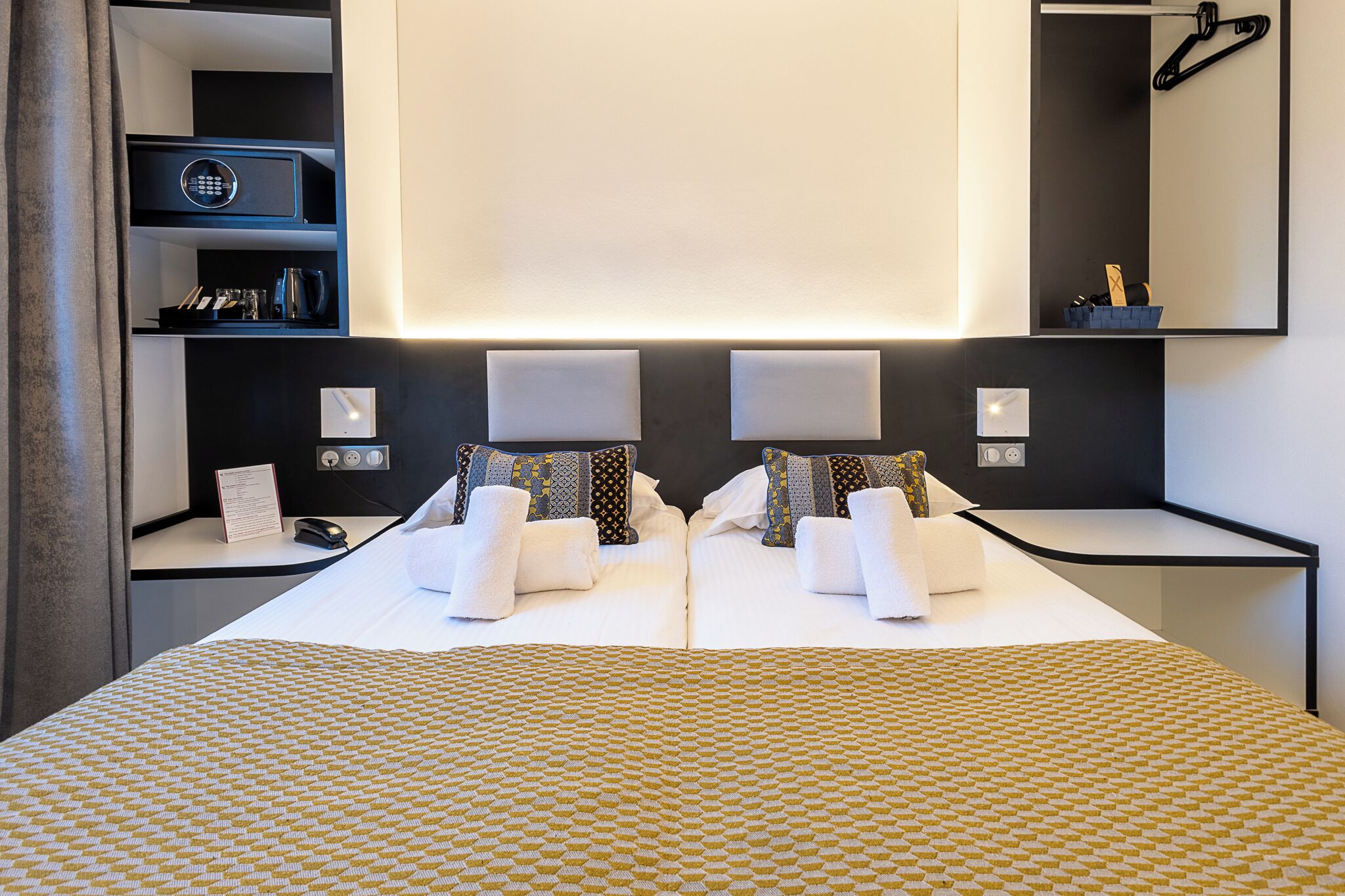 Rom, 2 enkeltsenger | Sengetøy av topp kvalitet, safe på rommet og skrivebord