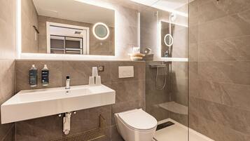 Dreibettzimmer | Badezimmer | Dusche, umweltfreundliche Kosmetikartikel, Haartrockner