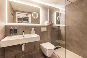 Habitación triple | Baño | Ducha, artículos de higiene personal ecológicos y secador de pelo