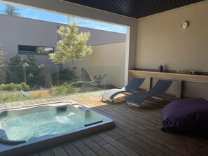 Sauna, hot tub, steam room, Turkish bath/hammam, body treatments