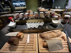 Desayuno buffet diario (EUR 16 por persona)