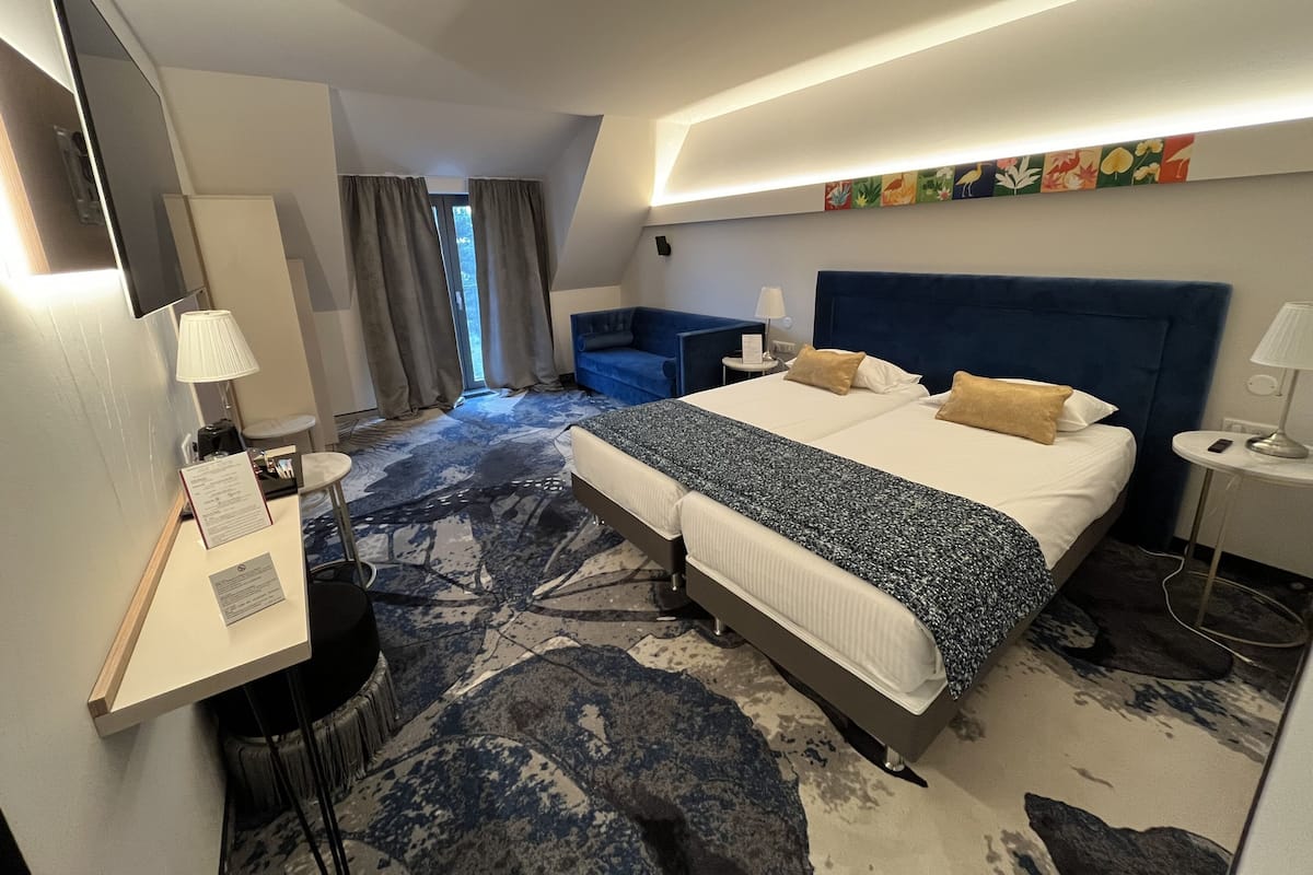 Luxe beddengoed, een kluis op de kamer, een bureau