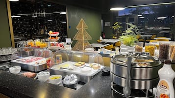 Petit déjeuner buffet (16 EUR par personne)