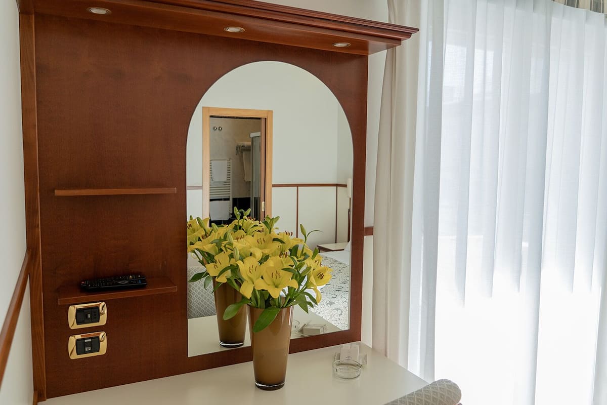 Suite | Een kluis op de kamer, een bureau, gratis wifi, beddengoed