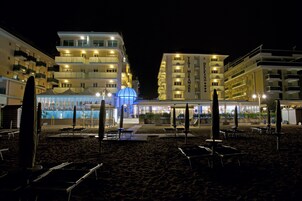 Fachada de la propiedad por la tarde o noche