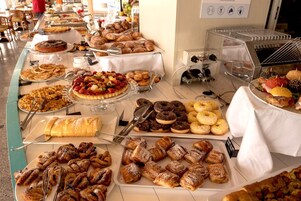 Daily full breakfast (EUR 20 per person)