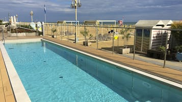 Inomhuspool, utomhuspool och solstolar