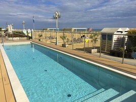 Una piscina techada, una piscina al aire libre