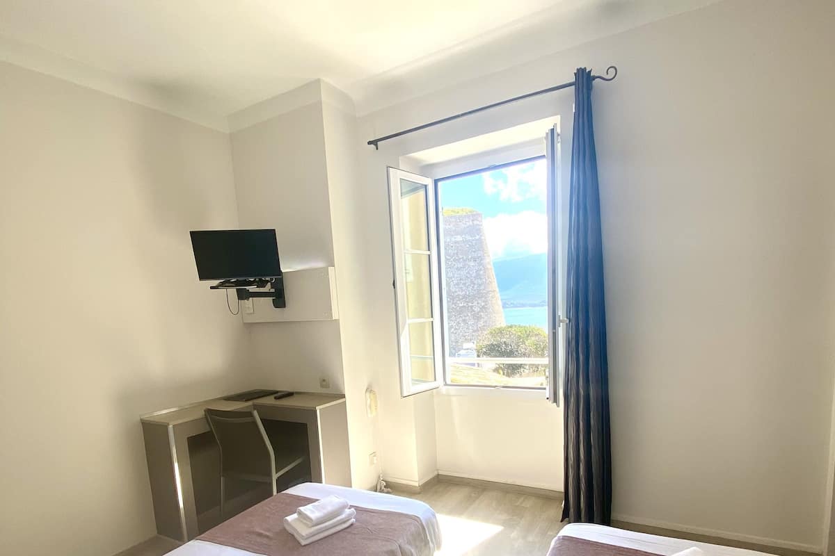 Comfort Twin Room | Desk, soundproofing, free cots/infant beds, free rollaway beds