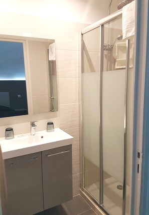 Chambre Confort double | Salle de bain | Articles de toilette (gratuits), séchoir à cheveux, serviettes fournies