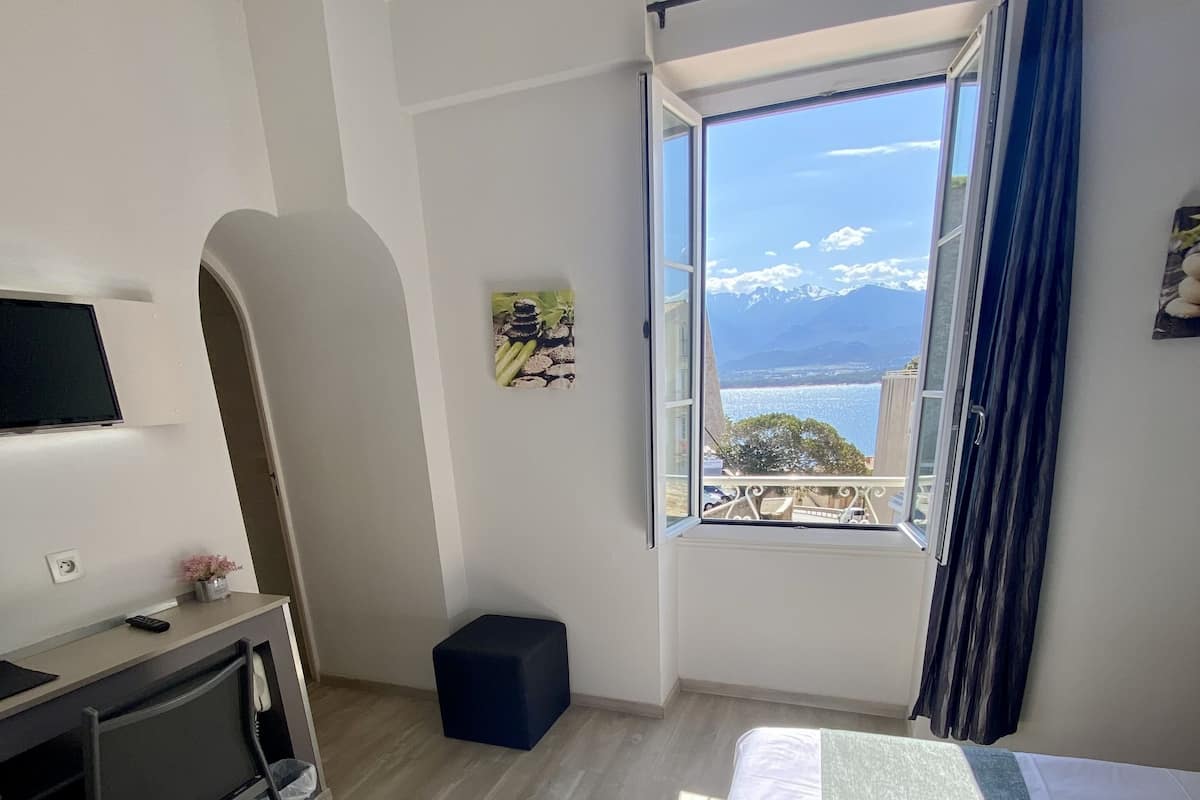 Comfort Double Room | Desk, soundproofing, free cots/infant beds, free rollaway beds