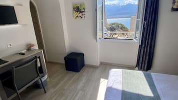 Comfort tweepersoonskamer | Een bureau, geluiddichte muren, gratis babybedden, gratis extra bedden