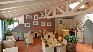 Dagelijks continentaal ontbijt (EUR 10 per persoon)