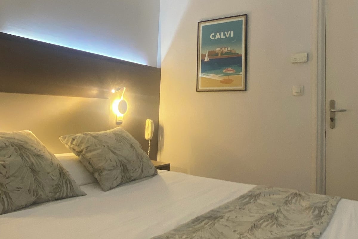 Desk, soundproofing, free cots/infant beds, free rollaway beds