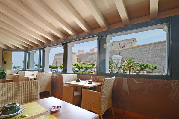 Petit déjeuner continental (10 EUR par personne)