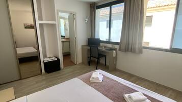 Chambre Triple | Bureau, chambres insonorisées, lits bébé (gratuits)