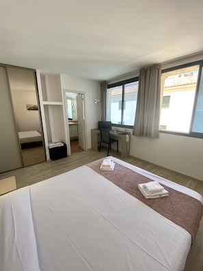 Triple Room | Desk, soundproofing, free cribs/infant beds, free rollaway beds
