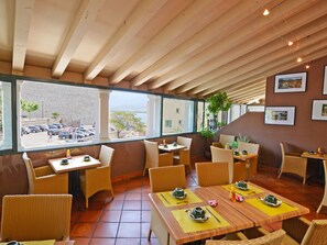 Se ofrece un desayuno continental (10 EUR por persona)