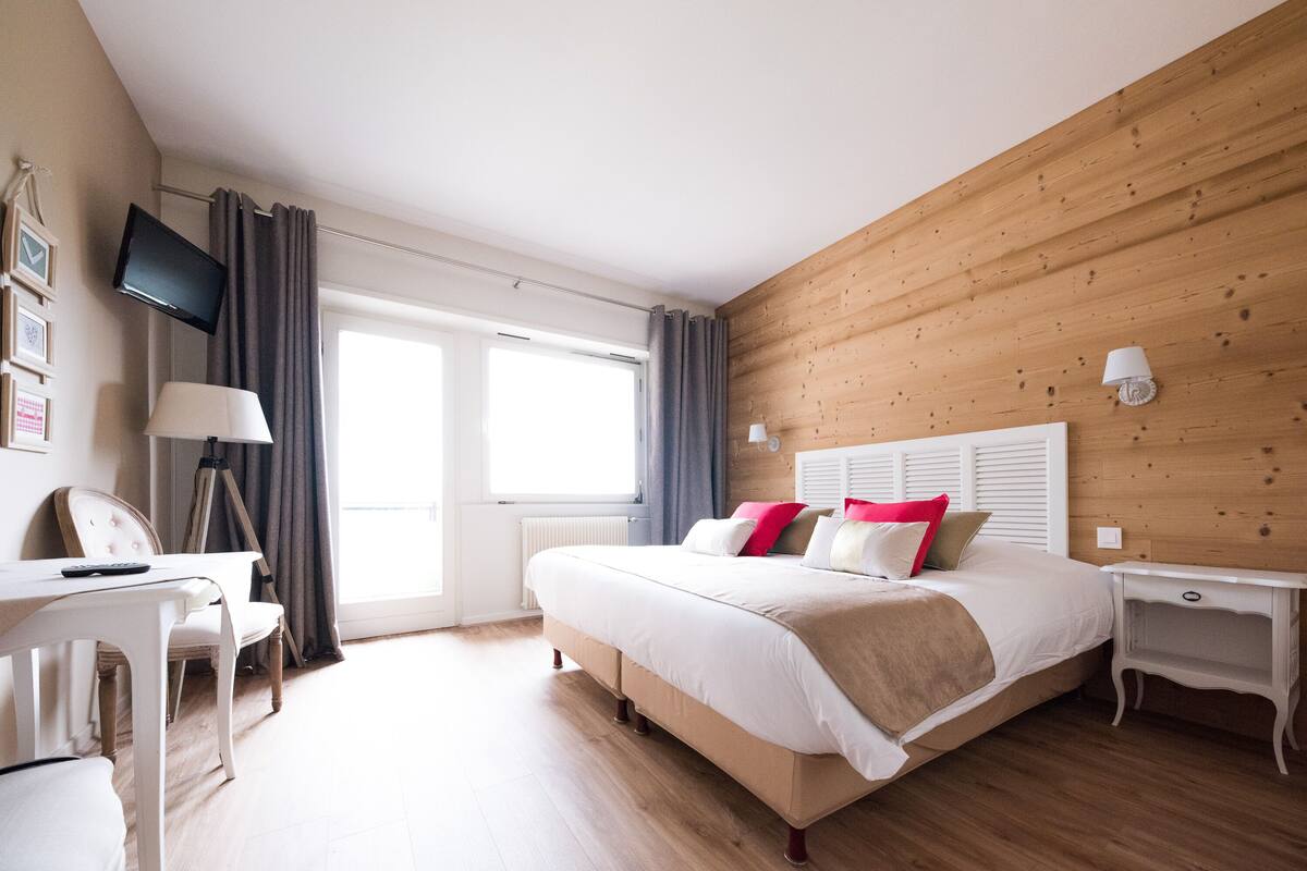 1 bedroom, desk, soundproofing, free wifi