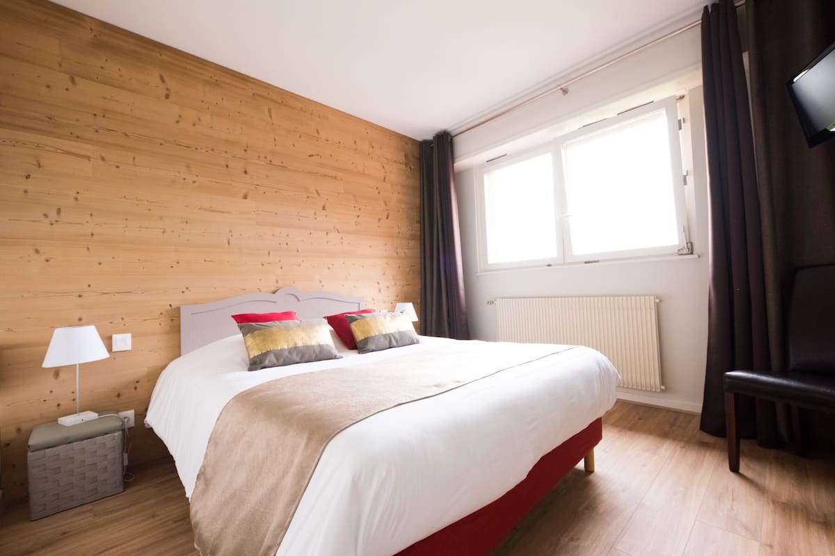 1 bedroom, desk, soundproofing, free wifi