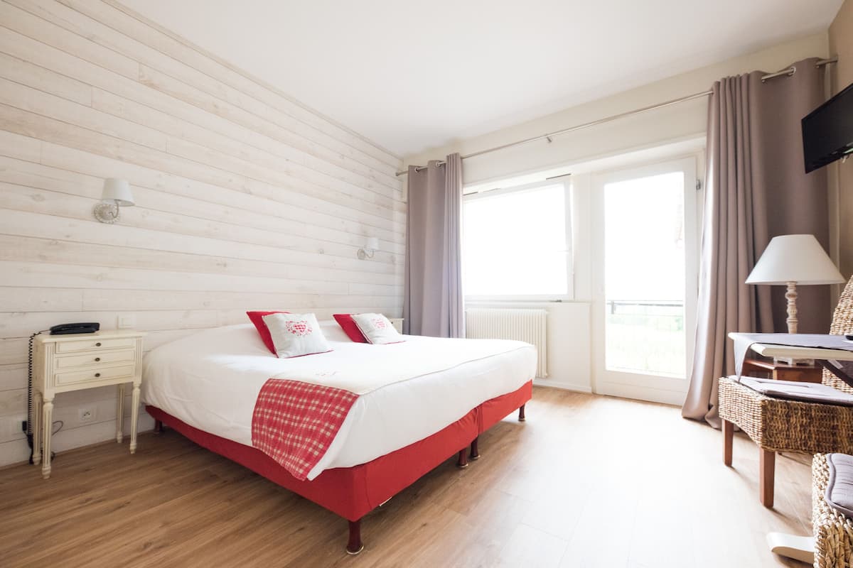 1 bedroom, desk, soundproofing, free wifi