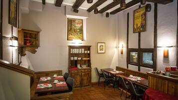 Tägliches kontinentales Frühstück (15 EUR pro Person)