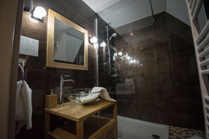 Habitación doble estándar | Tabla de planchar con plancha y wifi gratis 
