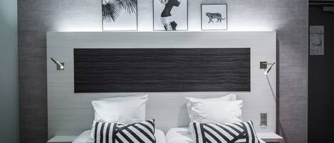 Habitació amb dos llits individuals | Caixa forta a l'habitació, escriptori i cortines opaques