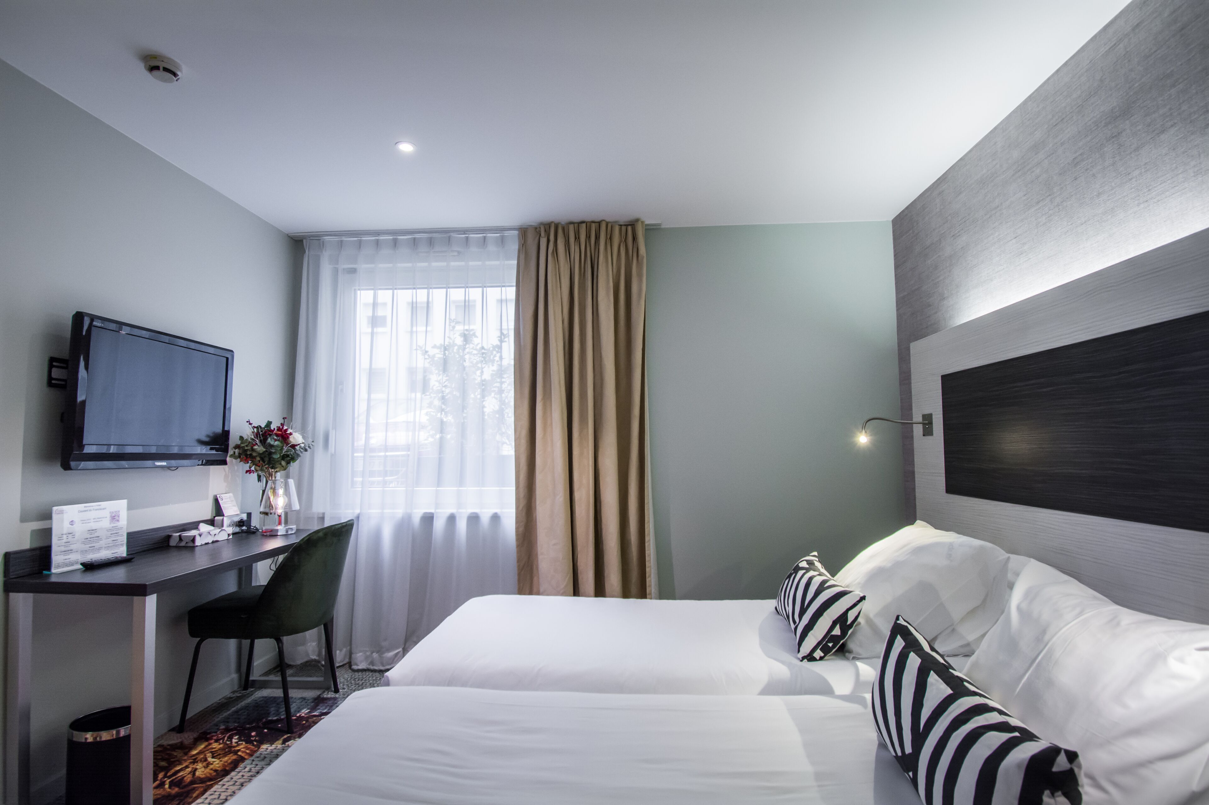 Värdeförvaringsskåp på rummet, skrivbord och mörkläggningsgardiner